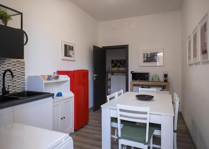 Caliph House 128 Bari